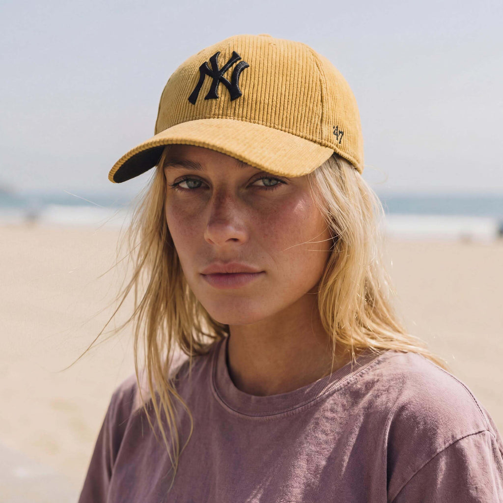 gelb (female-model Monique Iverson)