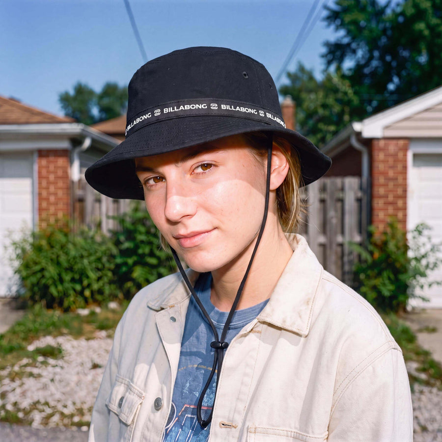 schwarz (female-model)