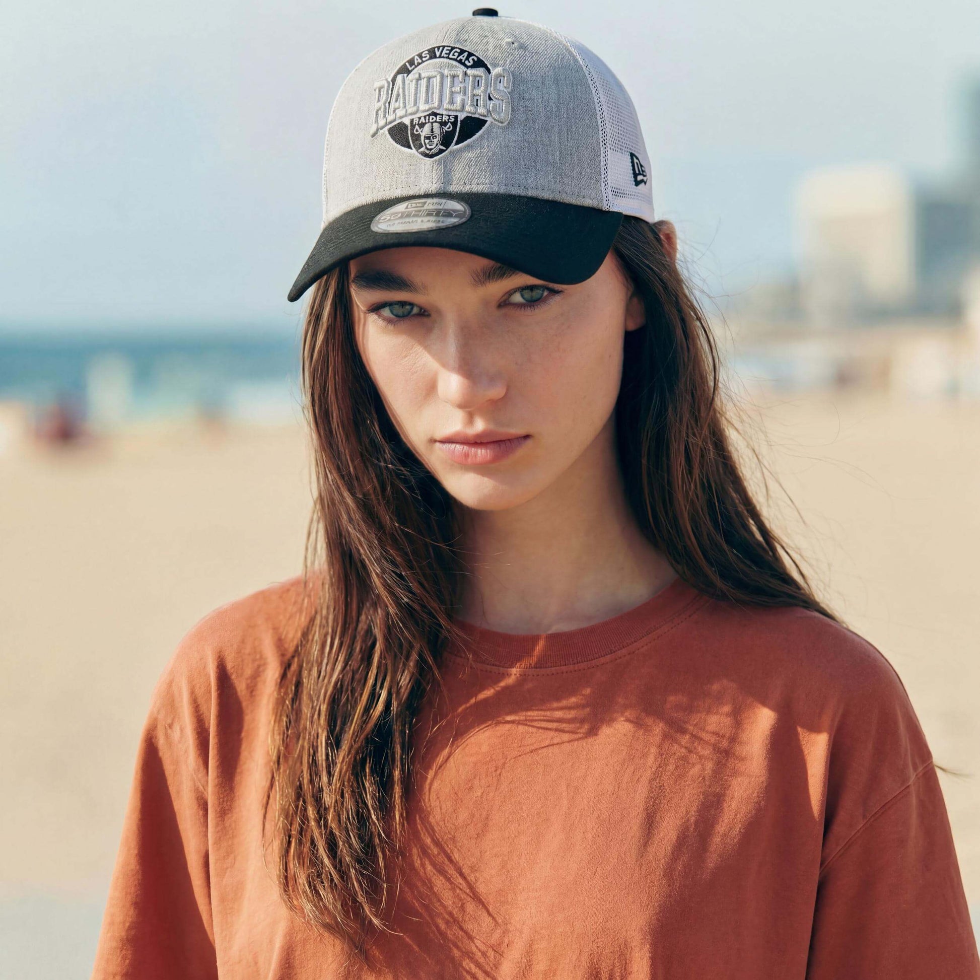 schwarz (female-model Sabrina Sanchez)