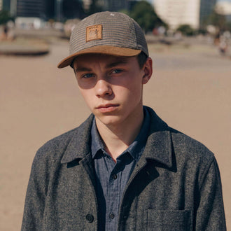 bruin (mannelijk model Tony Cenic)