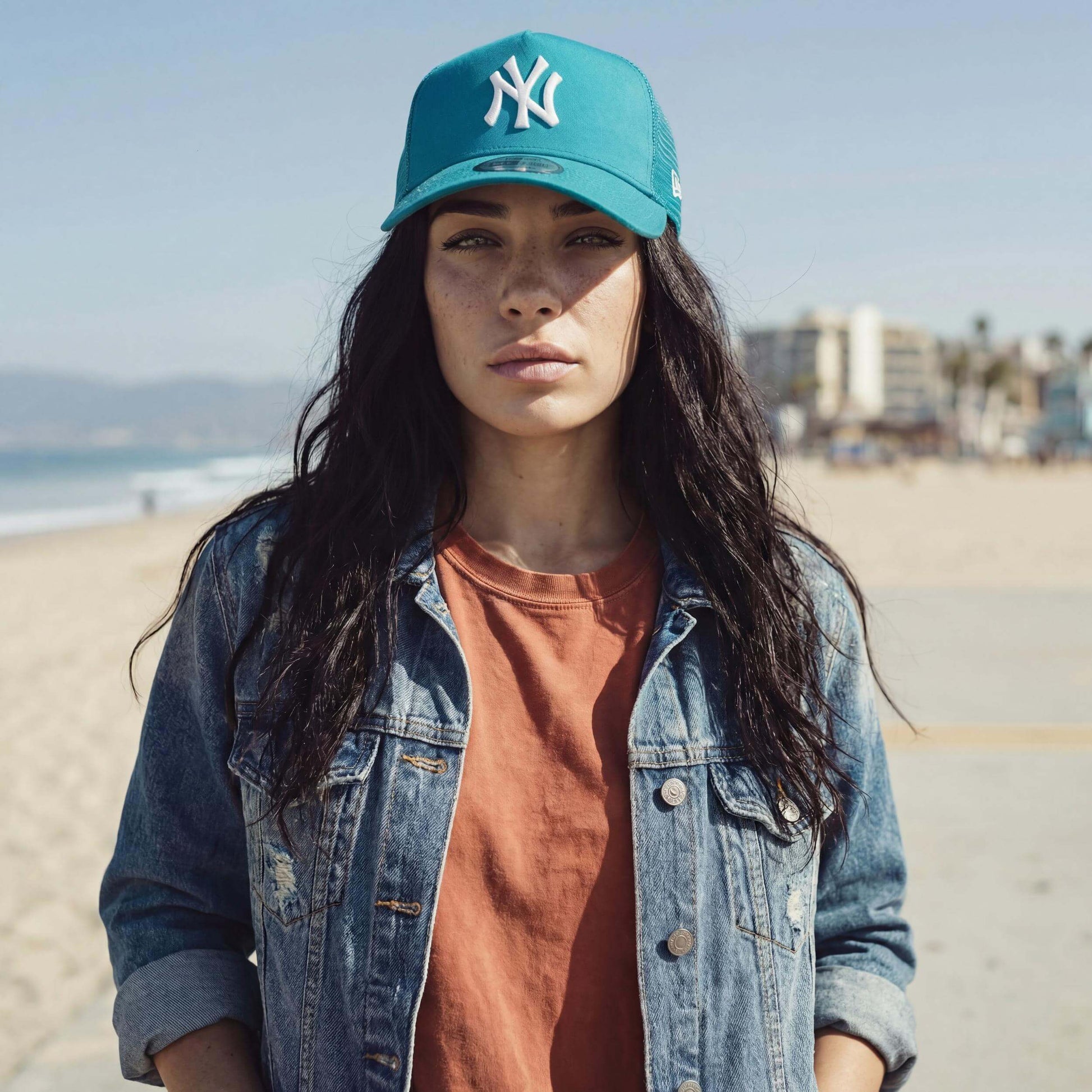 blau (female-model Zara Slater)