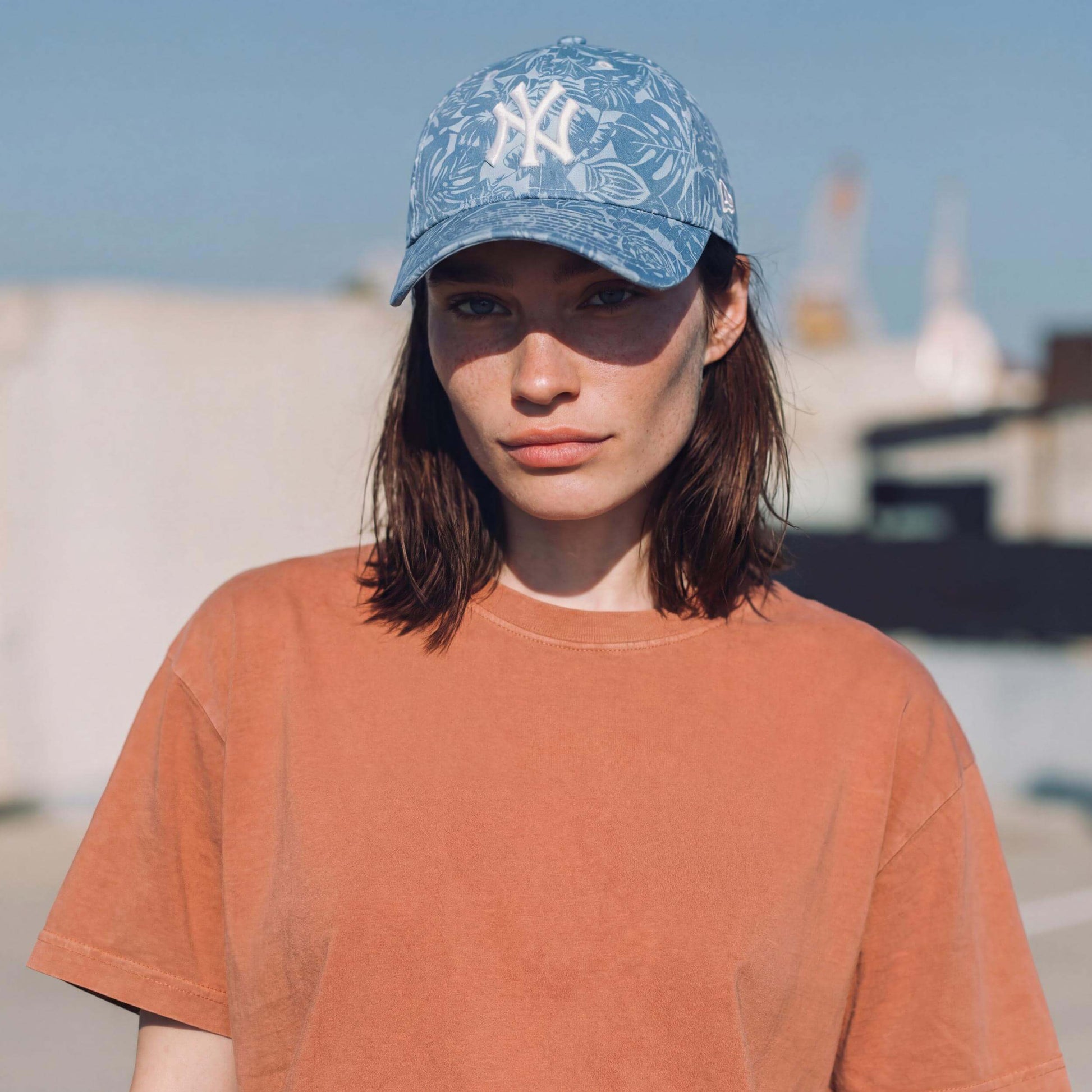 hellblau (female-model Monique Iverson)