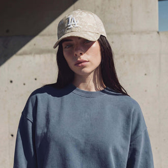 beige (vrouwelijk model Nicole Capman)