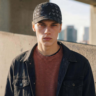 zwart (mannelijk model Carl Sanchez)