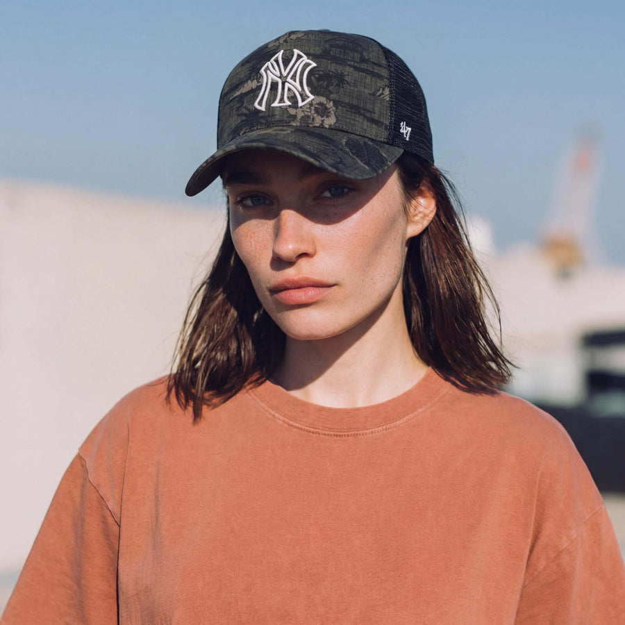 gris foncé (modèle féminin Nicole Capman)