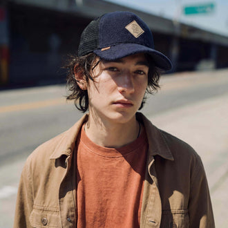 zwart (mannelijk model Luke Fermer)