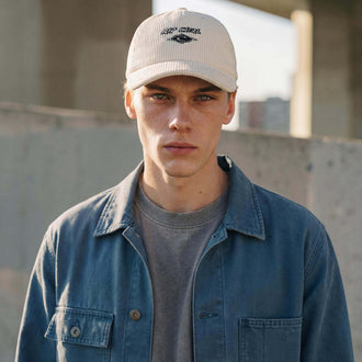 crèmewit (mannelijk model Luke Fermer)