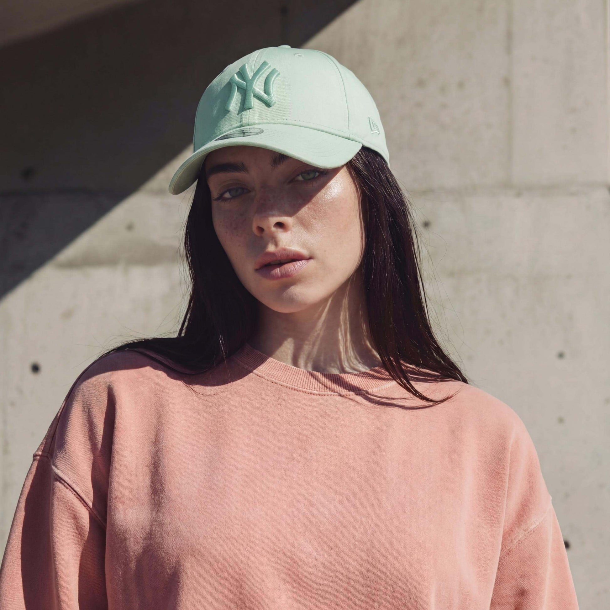 mint (female-model Monique Iverson)