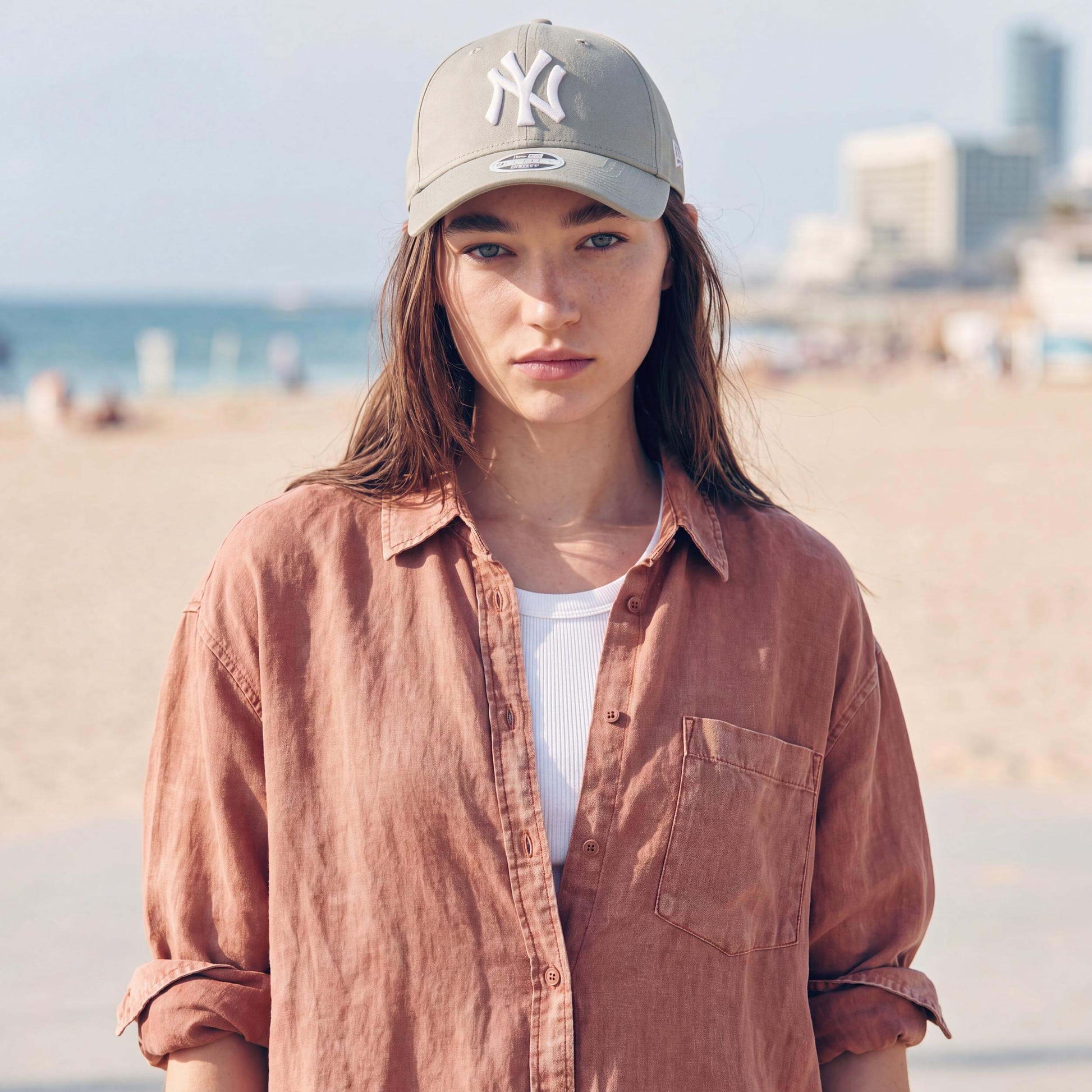 helloliv (female-model Annabel Oharra)