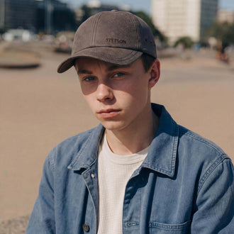 bruin (mannelijk model Serge Alvarez)
