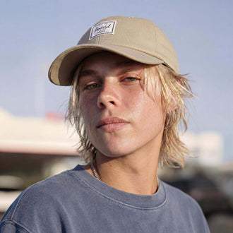 beige (mannelijk model Pete Delorette)