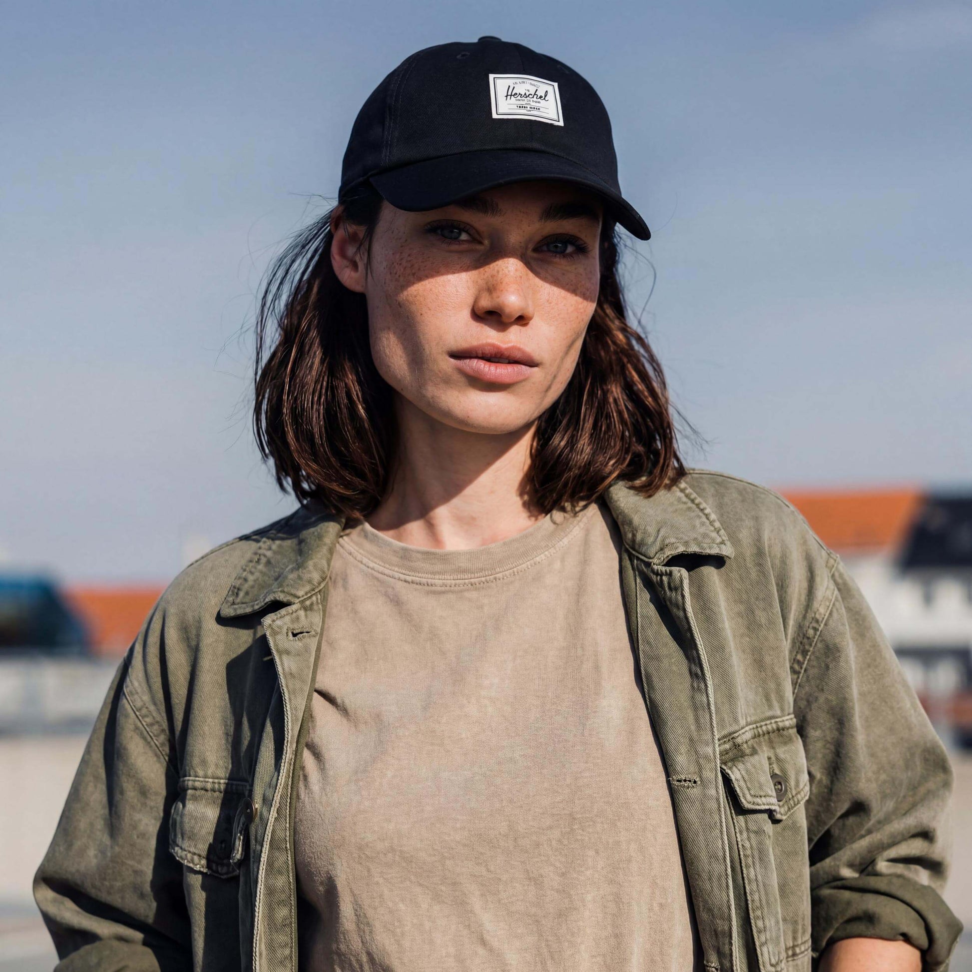 schwarz (female-model Annabel Oharra)
