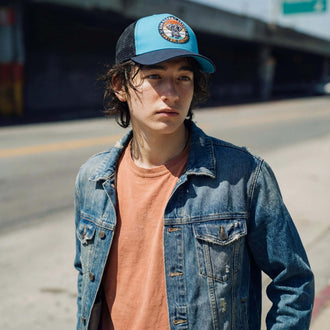 blauw (mannelijk model Tony Cenic)