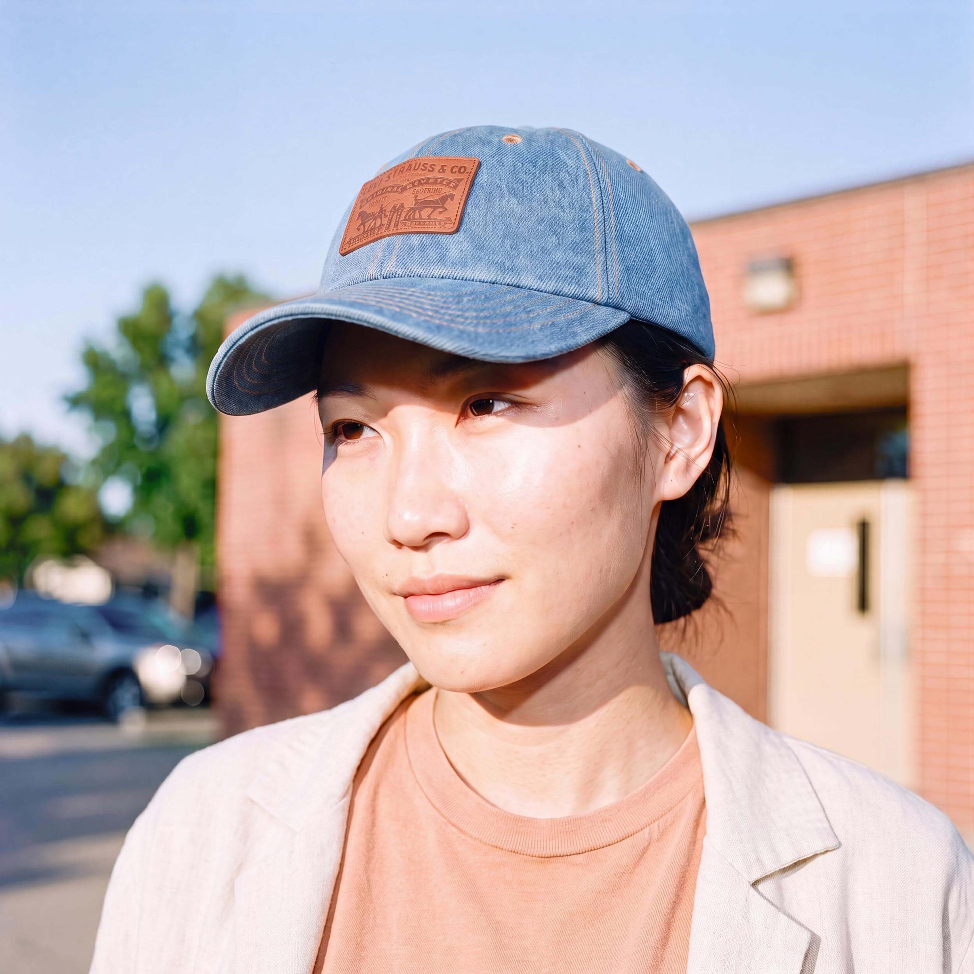 blau (female-model)