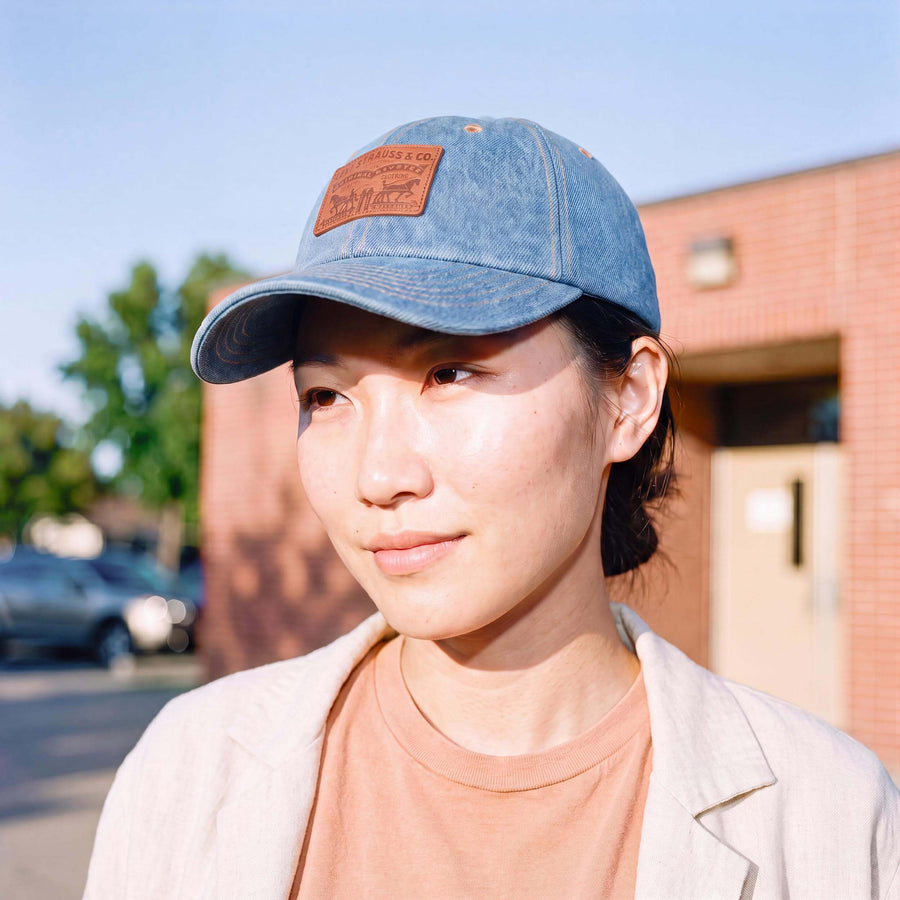 blau (female-model)