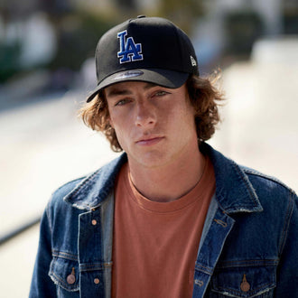 zwart (mannelijk model Luke Fermer)