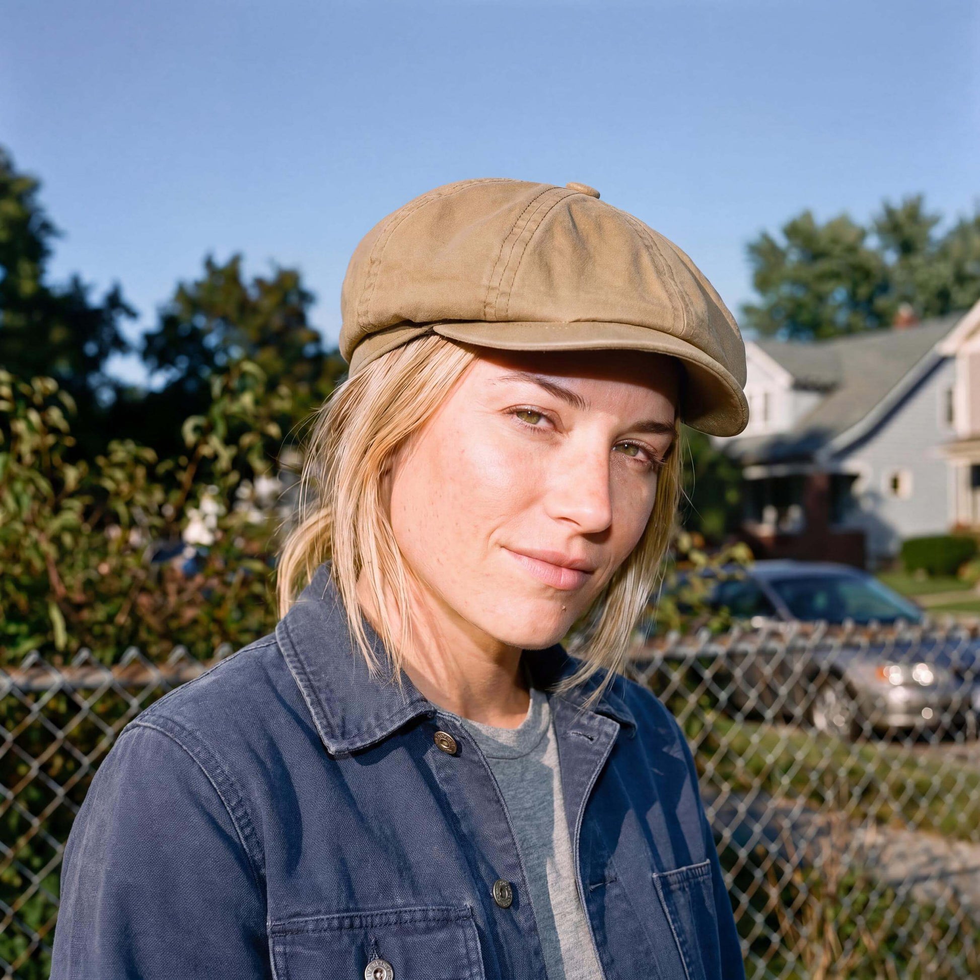 khaki (female-model)