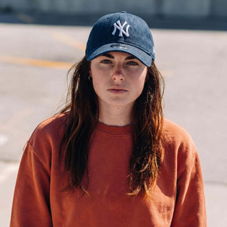 donkerblauw (vrouwelijk model Hazel Bourne)