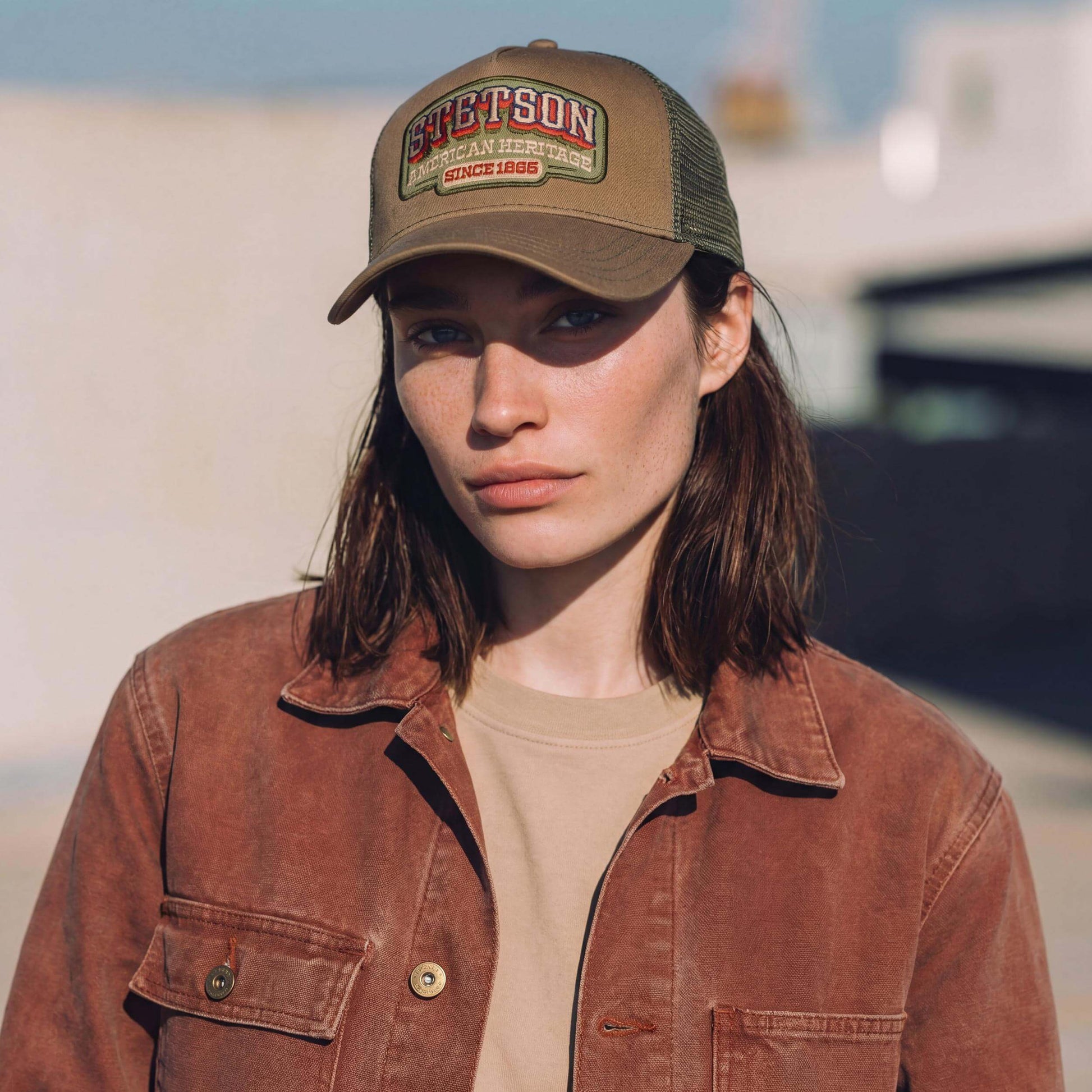 bruin-olijfgroen (vrouwelijk model Monique Iverson)