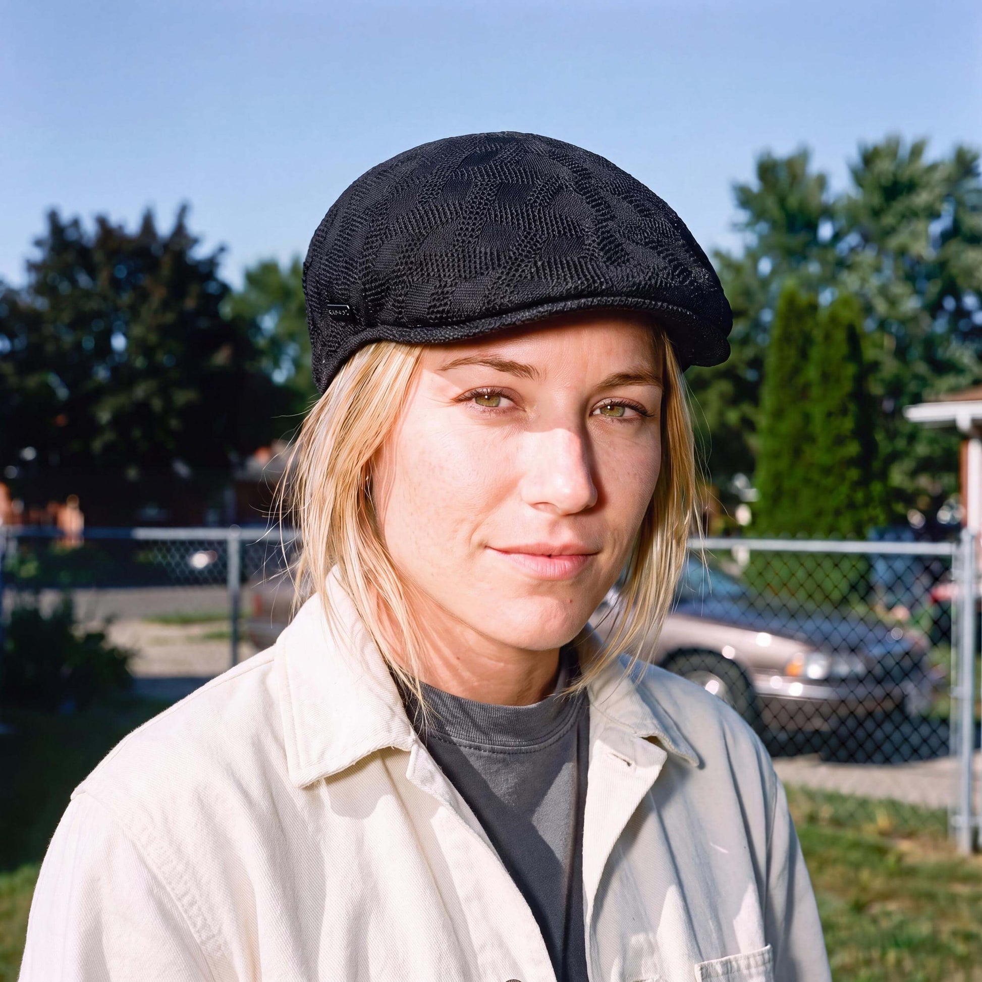 schwarz (female-model)