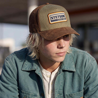 bruin (mannelijk model Tony Cenic)