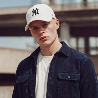 wit (mannelijk model Luke Fermer)