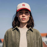 weiß-rot (female-model Nicole Capman)
