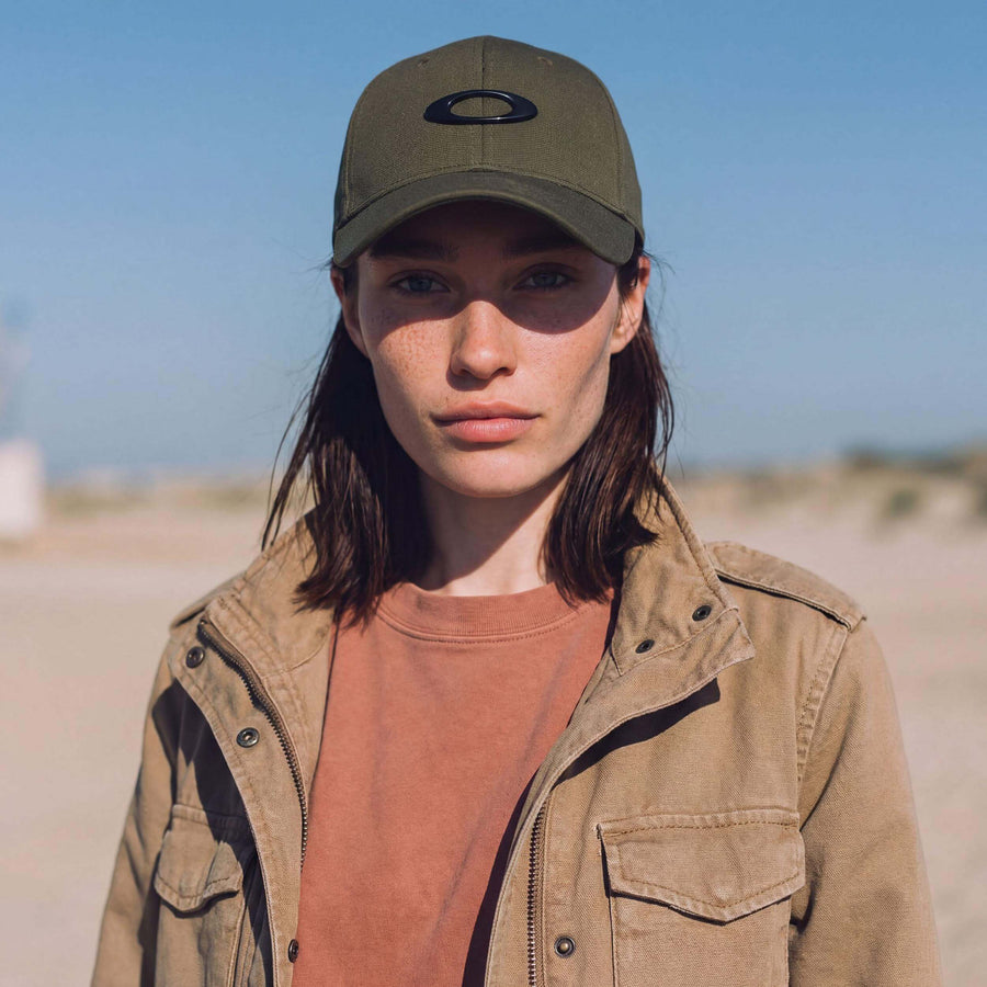 oliv (female-model Hazel Bourne)