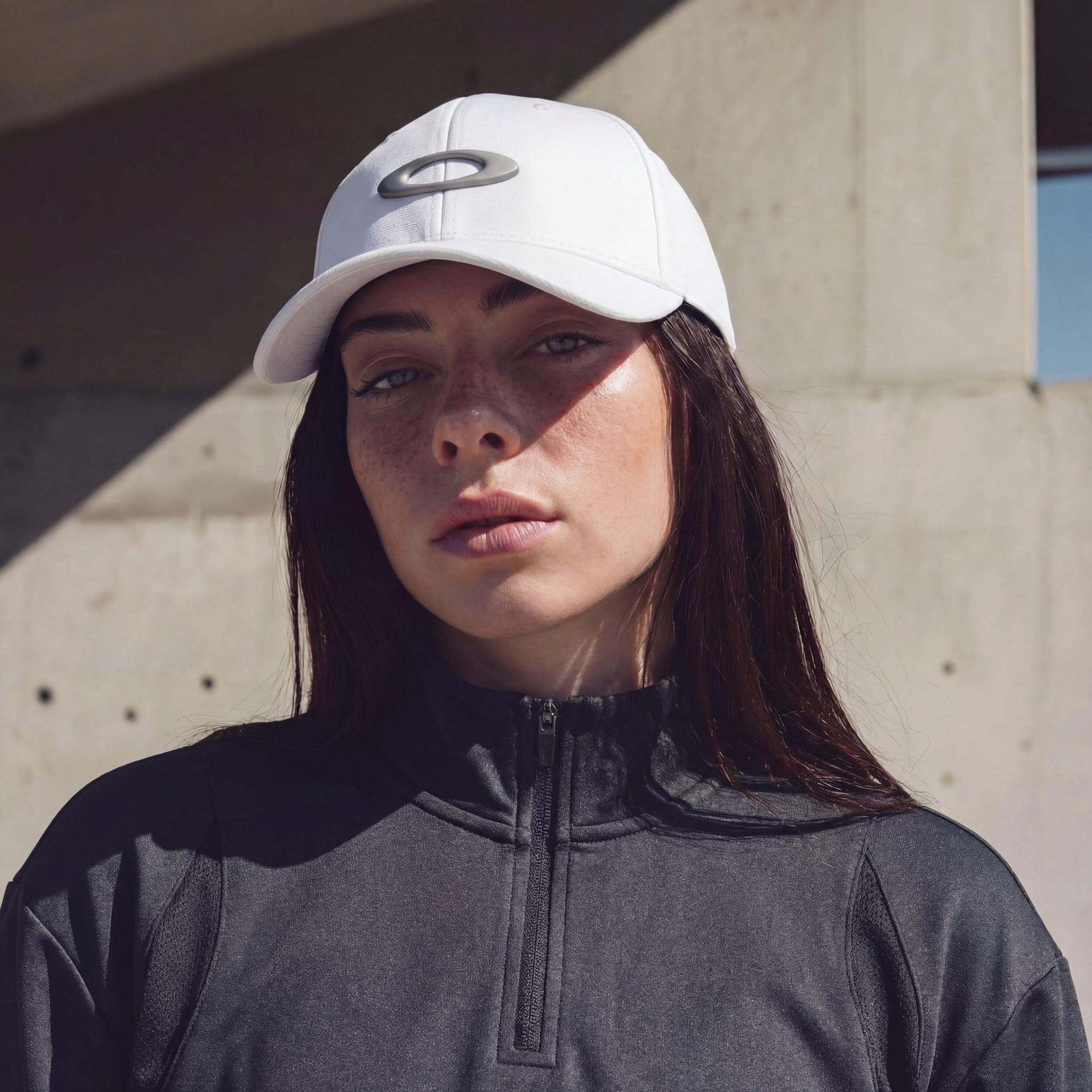 weiß-grau (female-model Monique Iverson)