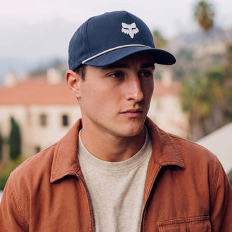 bleu foncé (modèle masculin Jimmy Mcneal)
