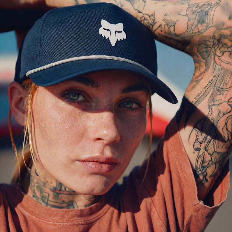 dunkelblau (female-model Monique Iverson)