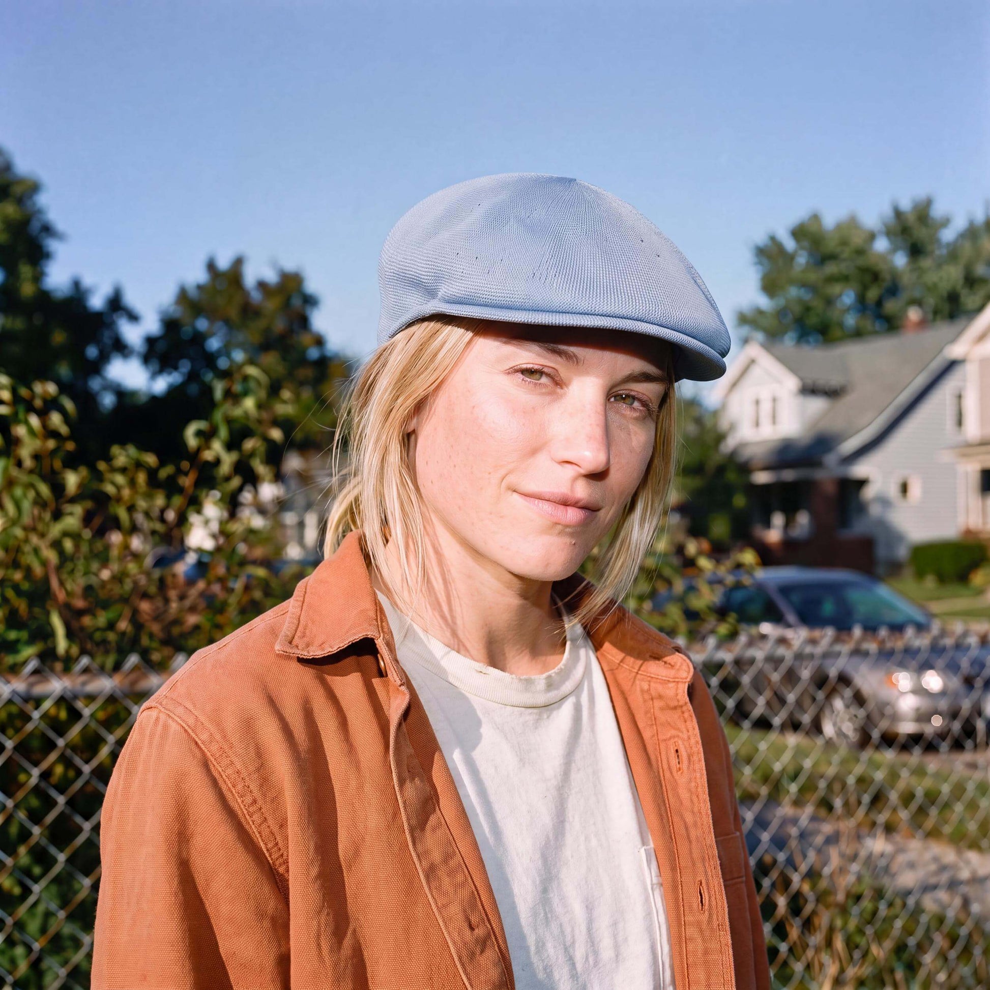 blau (female-model)