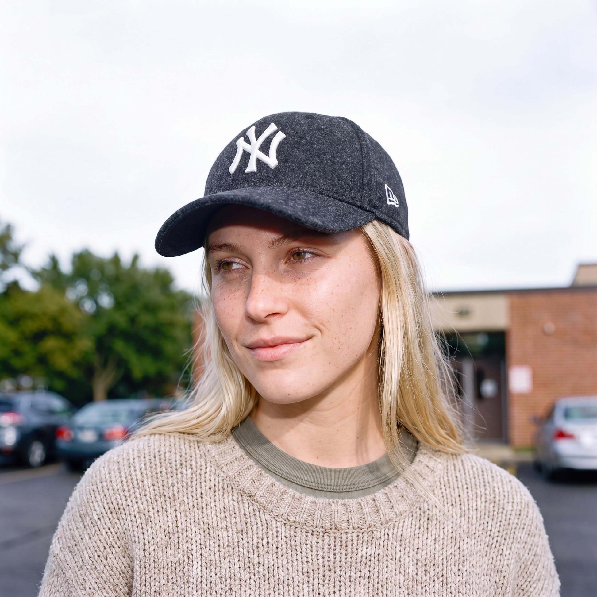schwarz (female-model)