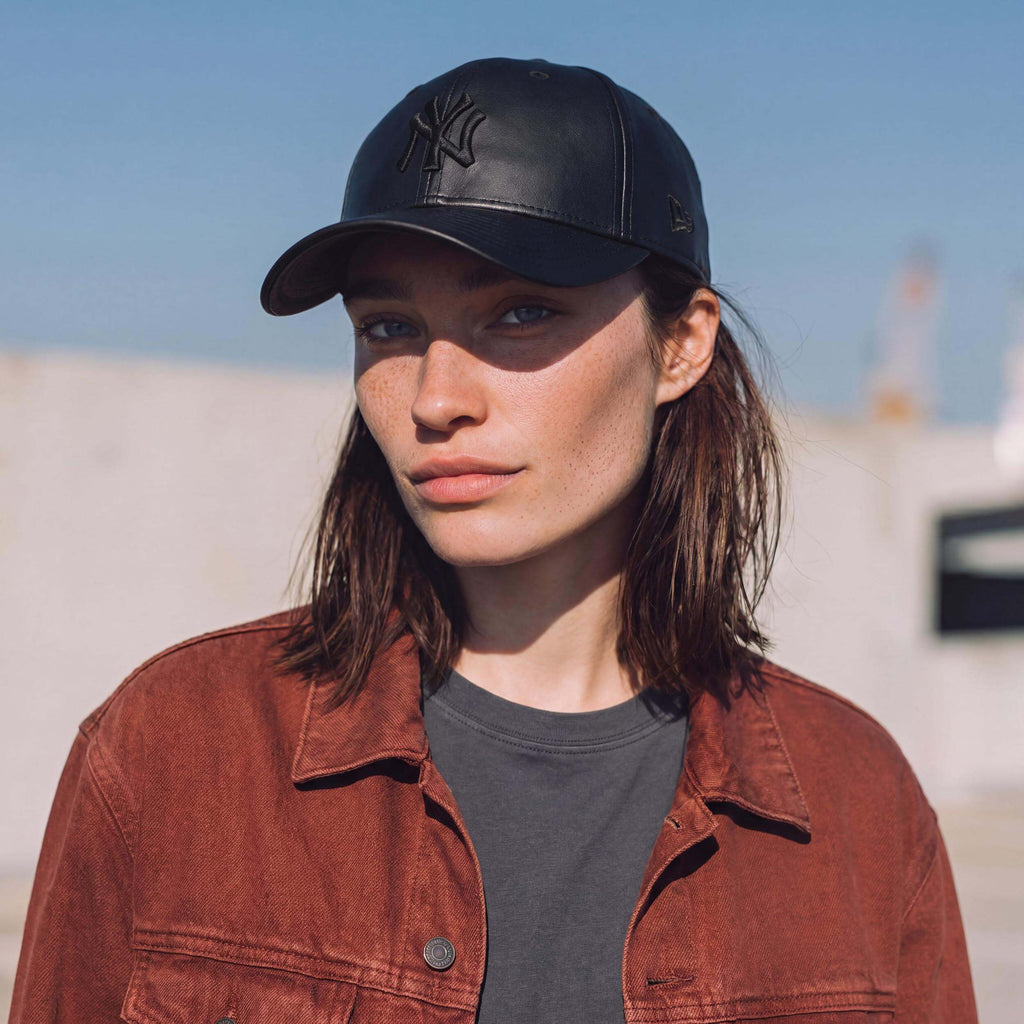 schwarz (female-model)