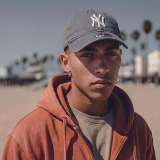 grijs (mannelijk model Luke Fermer)