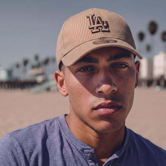 beige (mannelijk model Luke Fermer)