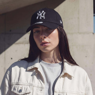 zwart (vrouwelijk model Annabel Oharra)