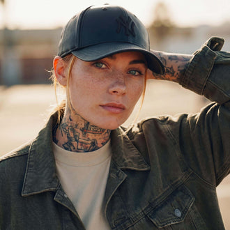 zwart (vrouwelijk model Monique Iverson)