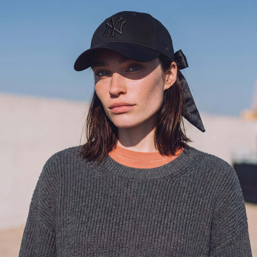 schwarz (female-model)