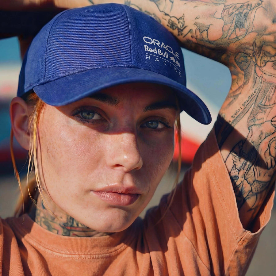 blau (female-model Monique Iverson)