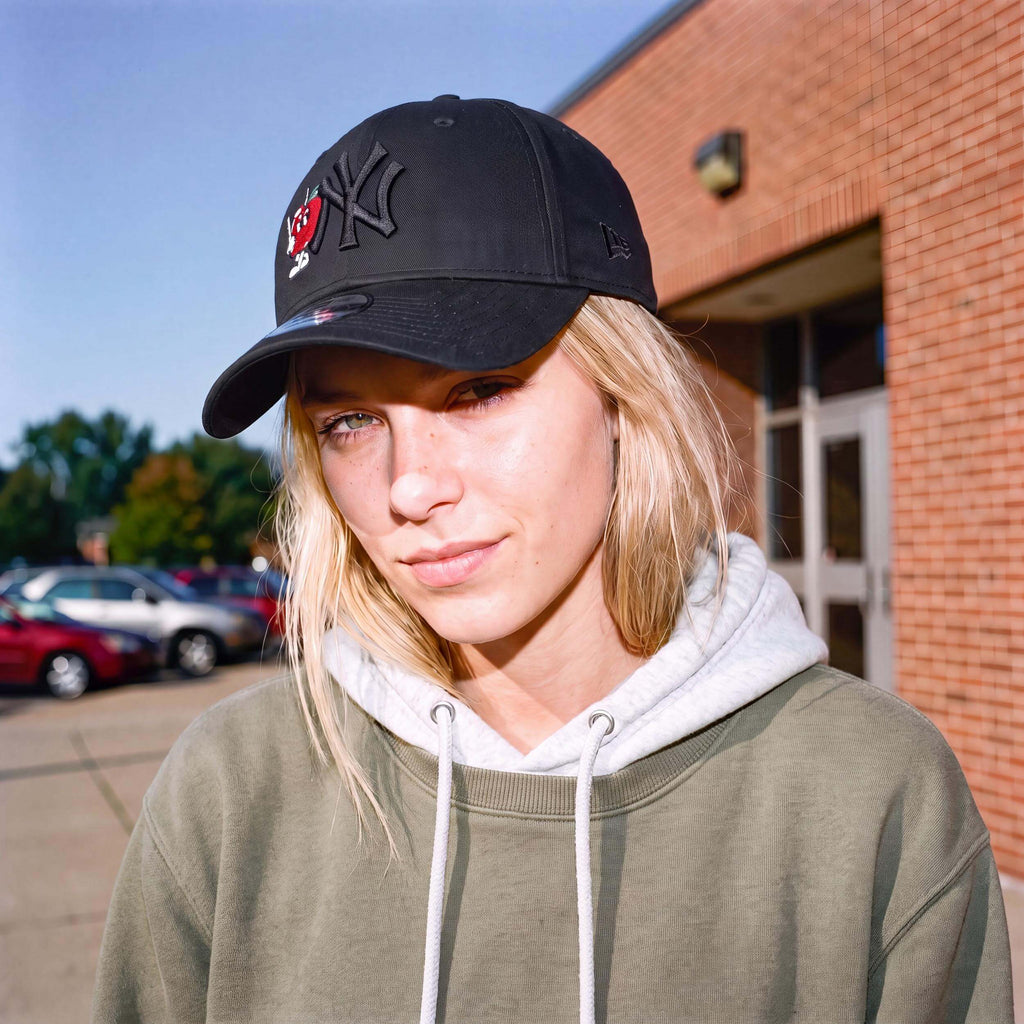 schwarz (female-model)