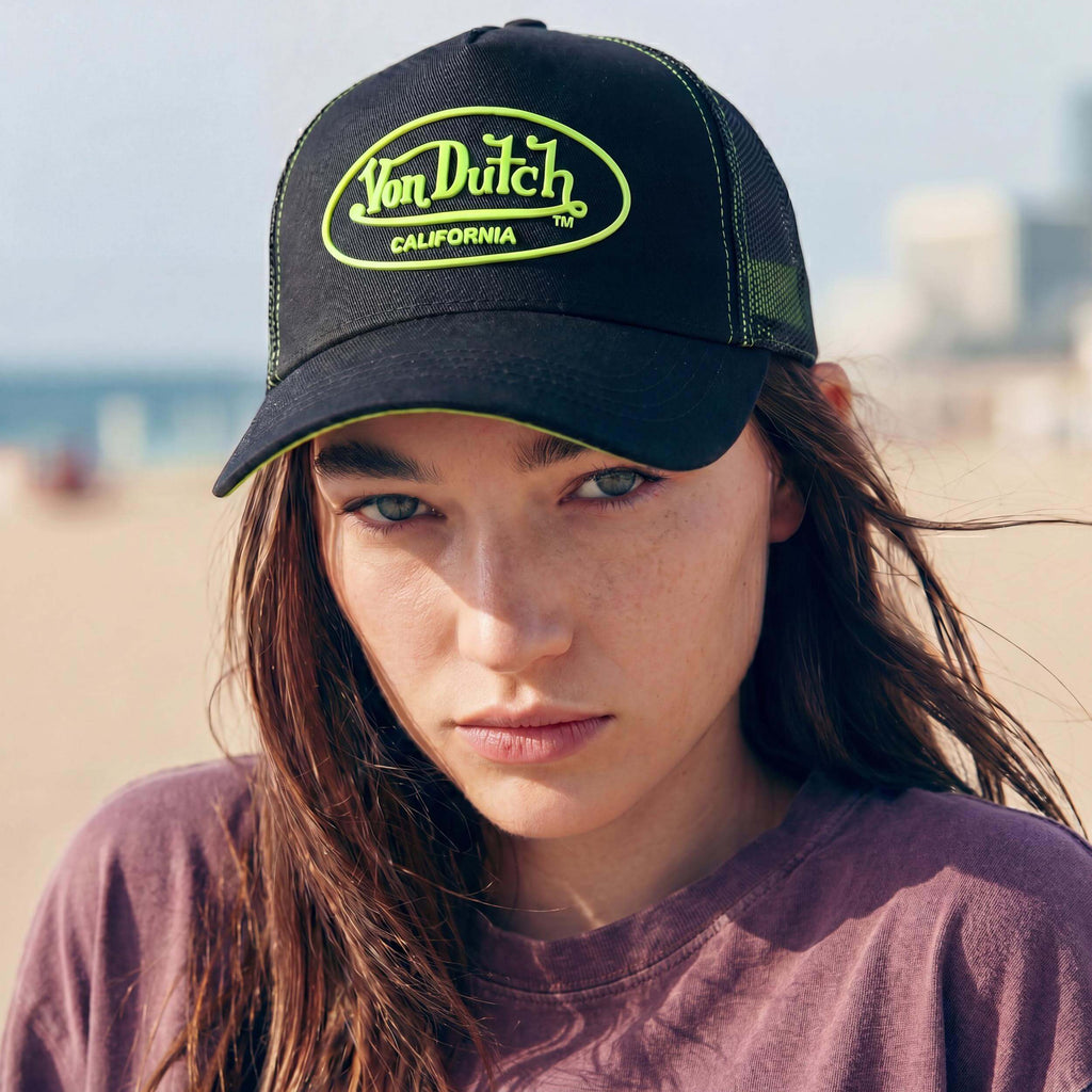 schwarz-gelb (female-model Hazel Bourne)