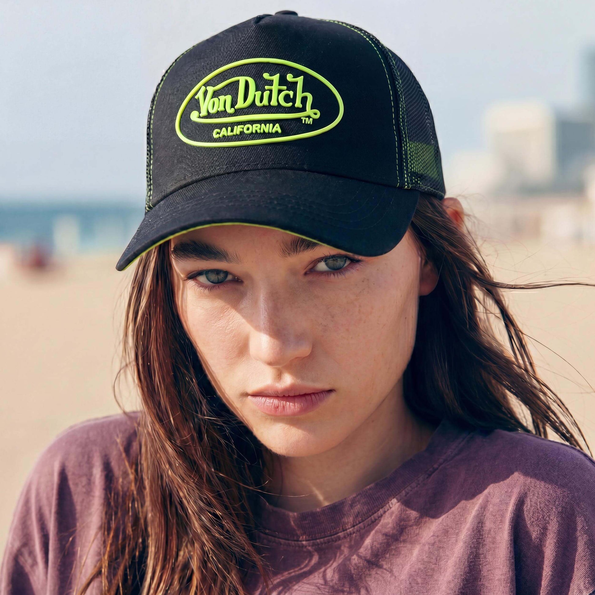 schwarz-gelb (female-model Hazel Bourne)