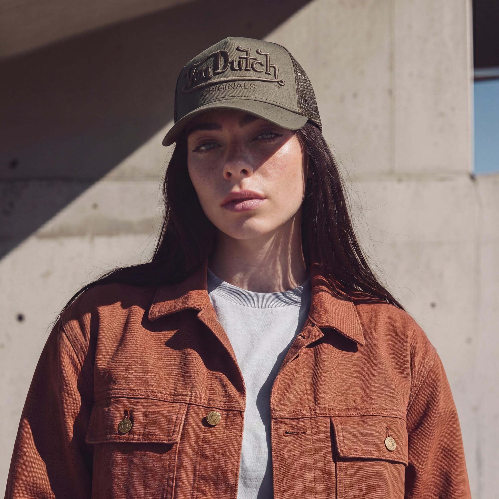 khaki (female-model Jessica Paulic)
