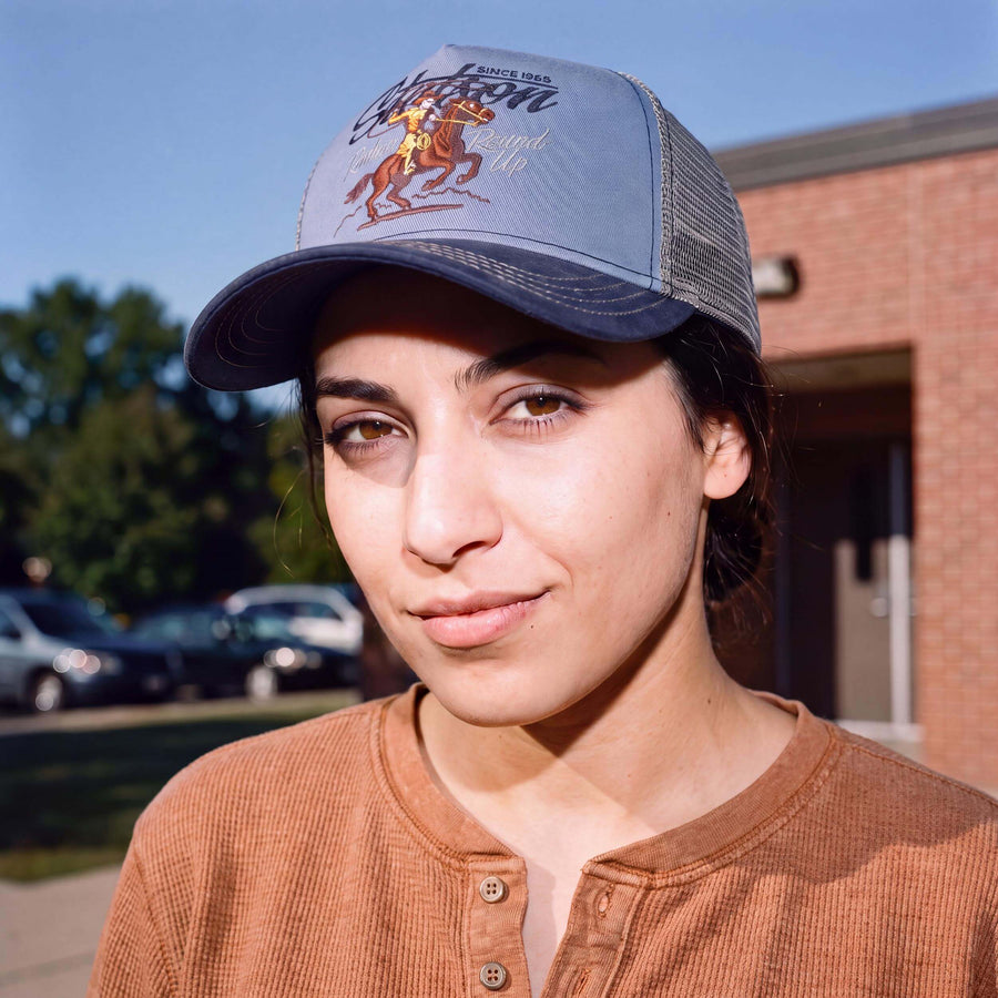 blau (female-model)