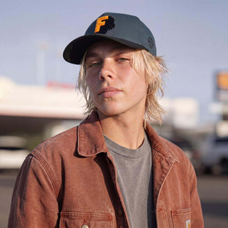 schwarz (male-model Luke Fermer)