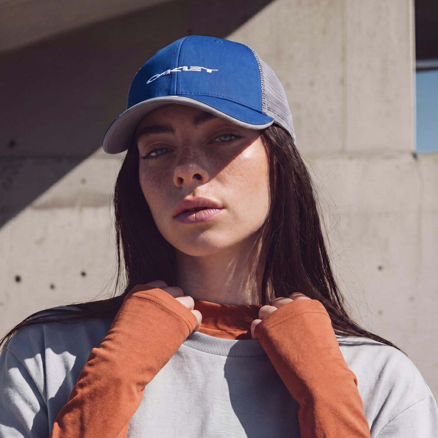 blau (female-model Alexis Newman)