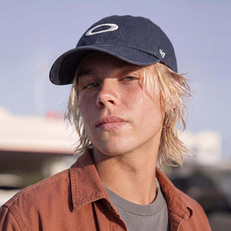 blau-weiß (male-model Luke Fermer)