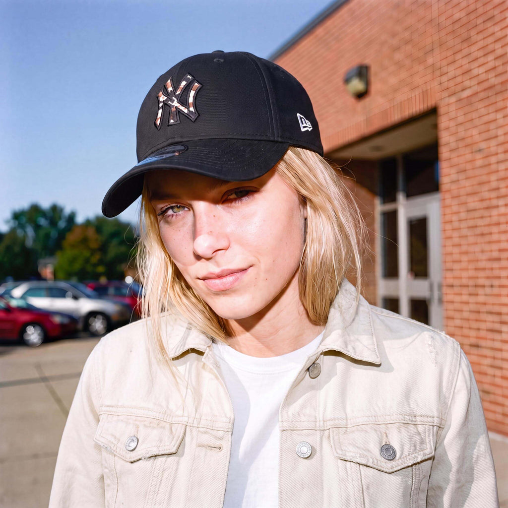 schwarz (female-model)