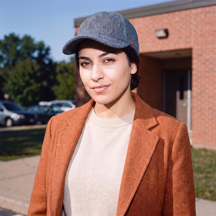 blau (female-model)